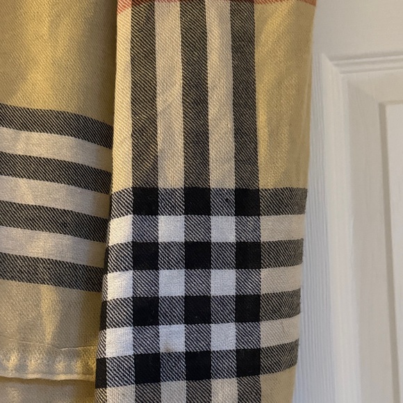 Source Unknown Plaid Scarf in Beige and Black - Picture 2 of 3